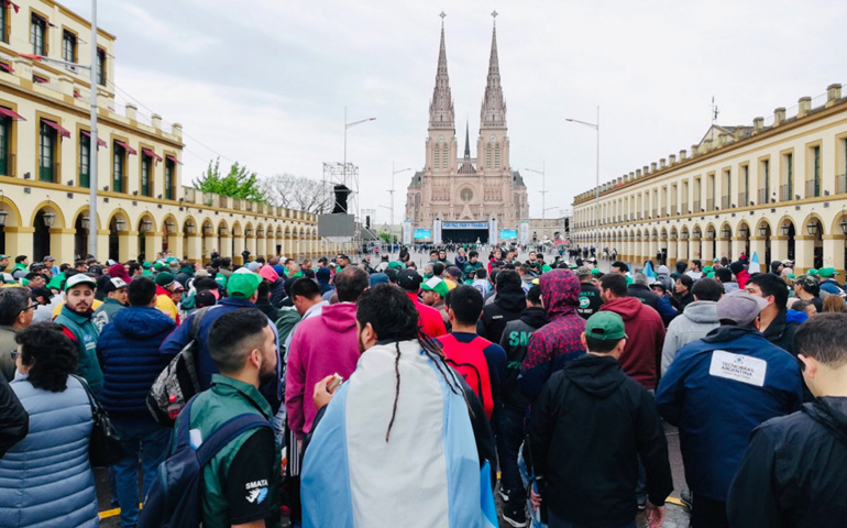 Encuentro Pan, paz y trabajo organizado por el Frente Sindical, en el exterior del santuario mariano de Luján