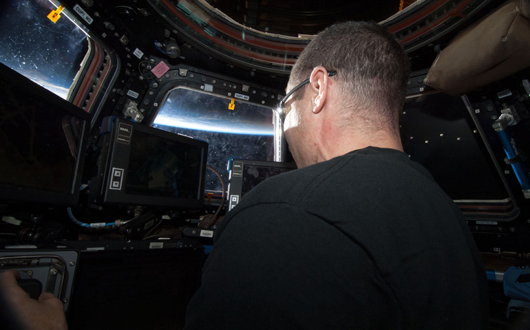 Hopkins en la cúpula, el módulo donde comulgó por última vez en la Estación Espacial Internacional