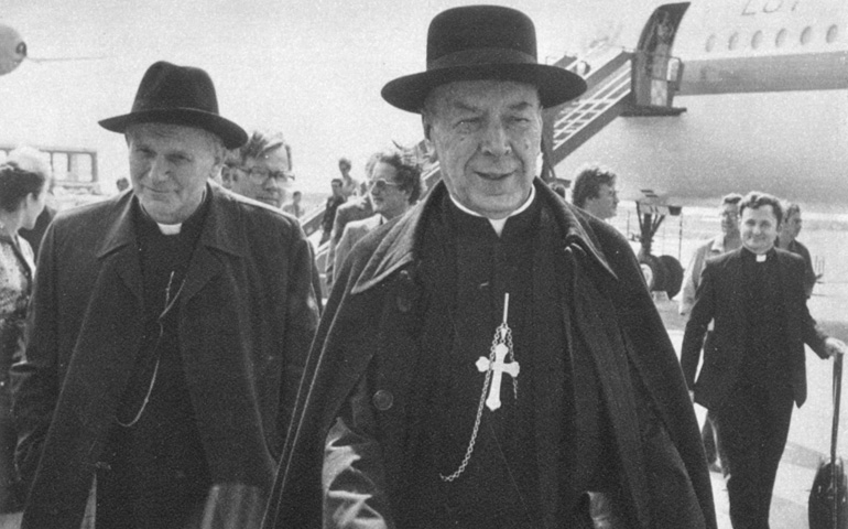 Los cardenales Stefan Wyszinsky y Karol Wojtyla, a su llegada a Roma para participar en el cónclave
