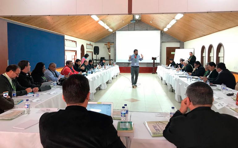 Carlos Luna en una reunión de trabajo en el CELAM
