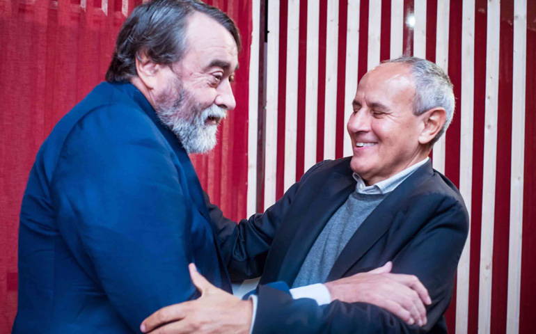 Pedro García Cuartango saluda a Julián Carrón en el acto de clausura del EncuentroMadrid el domingo 14 de octubre