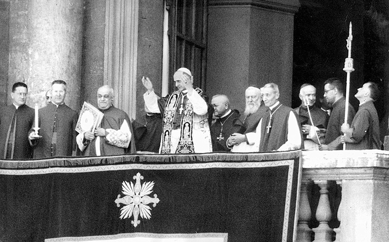 Pablo VI saluda a los fieles desde el balcón de la Logia del Vaticano tras su elección como Papa, el 21 de junio de 1963