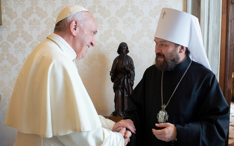 El Papa Francisco saluda al metropolita Hilarión de Volokolamsk, durante una audiencia privada, el pasado 19 de octubre