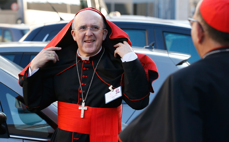 El cardenal Carlos Osoro a su llegada a una sesión del Sínodo de los obispos sobre los jóvenes