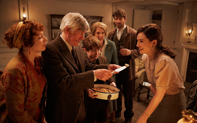 Tom Courtenay, Michiel Huisman, Penelope Wilton, Katherine Parkinson, Lily James y Kit Connor, en un fotograma del filme
