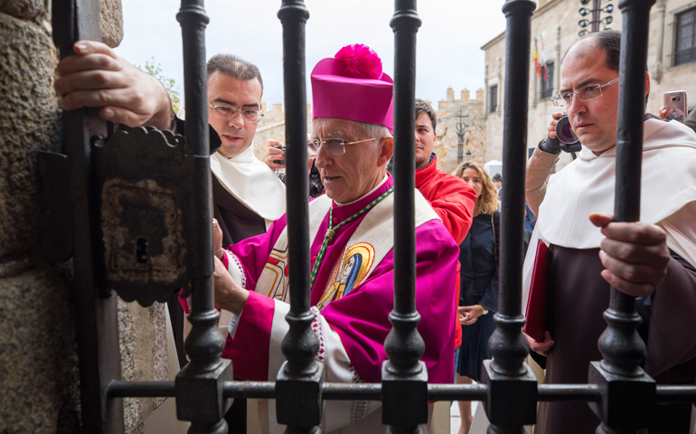 Monseñor Jesús García Burillo cierra la puerta santa, al clausurarse el I Año Jubilar Teresiano, en Ávila, el 14 de octubre