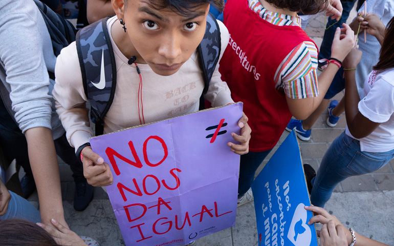 Un joven que participó en la movilización que los jóvenes de Fe y Alegría realizaron por las calles de Madrid el pasado viernes