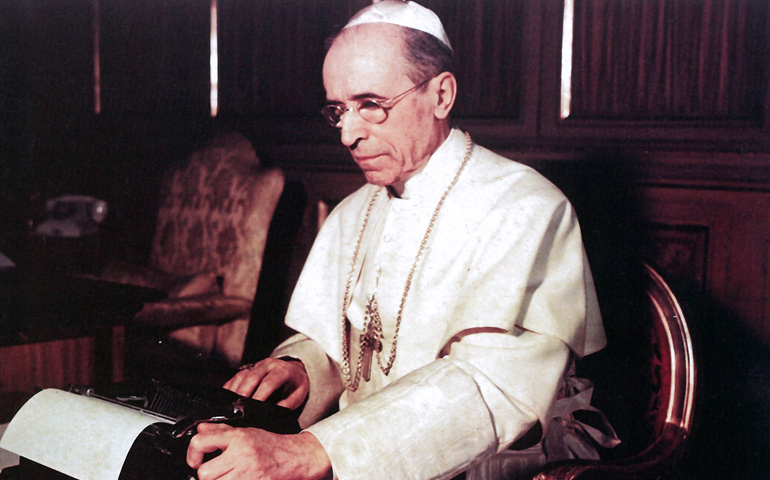 Pío XII escribiendo a máquina el mensaje de Navidad para ser difundido por la radio durante la Segunda Guerra Mundial