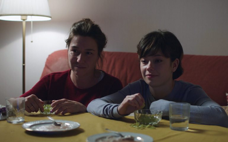 Estrella y Leonor, en una fotograma de la película 'Viaje al cuarto de una madre'