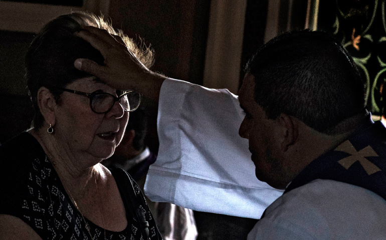 A través de la confesión, las víctimas de maltrato cuentan su caso confidencialmente y se liberan de la culpa que les hace sentir su agresor