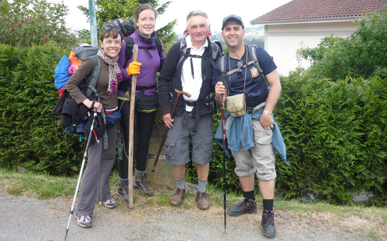 El egiptólogo Mario Pozzati, en el centro de la imagen, durante el Camino de Santiago