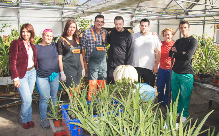 Usuarios y trabajadores de El Buen Samaritano, en el huerto de la fundación