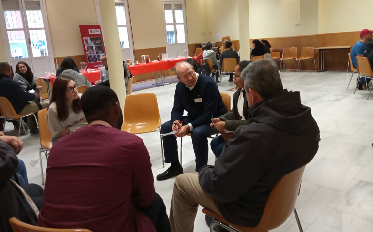 Momento de compartir inquietudes en la iniciativa de Cáritas de la Vicaría IV