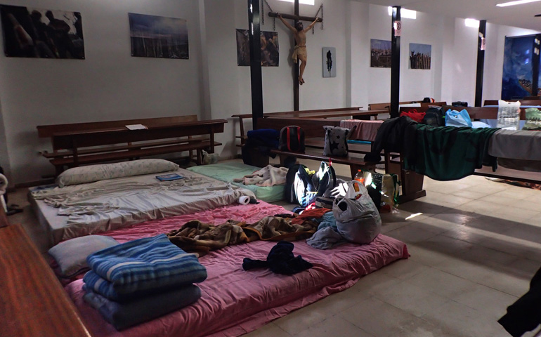 Enseres de los inmigrantes acogidos en el centro pastoral San Carlos Borromeo