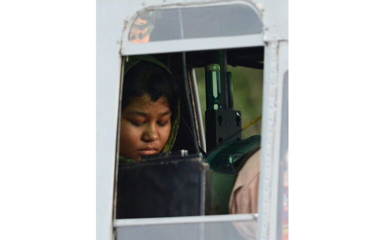 Rimsha deja la cárcel en helicóptero