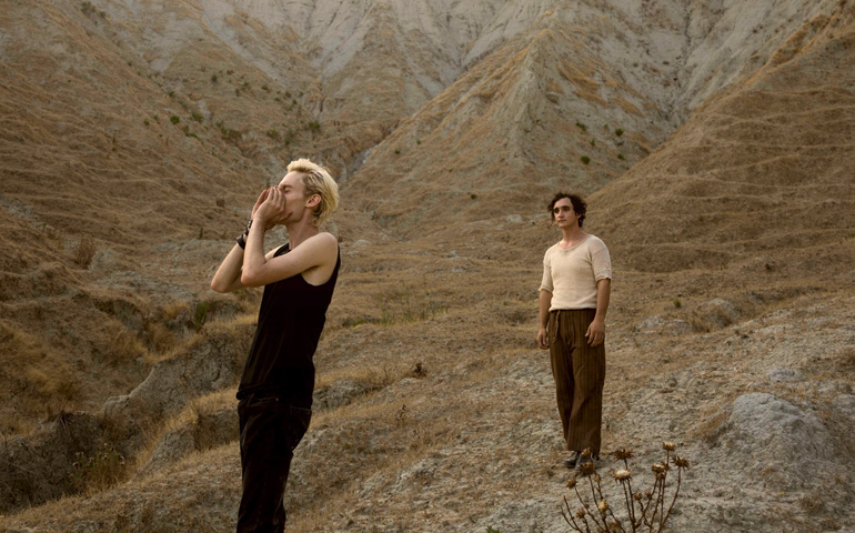 Lazzaro, en segundo plano, observa a Tancredi, en un fotograma de la película