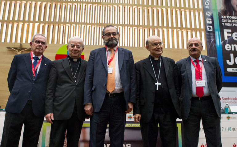 Un momento de la inauguración del congreso. De izquierda a derecha, Manuel Soroa, vicepresidente de la Fundación Universitaria San Pablo CEU; el nuncio, Renzo Fratini; Alfonso Bullón de Mendoza, presidente de la ACdP; Fidel Herráez, arzobispo de Burgos y consiliario de la ACdP, y Rafael Ortega, director del congreso