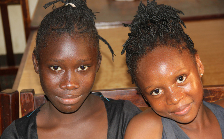 Dos de las niñas que atiende Don Bosco Fambul en Freetow