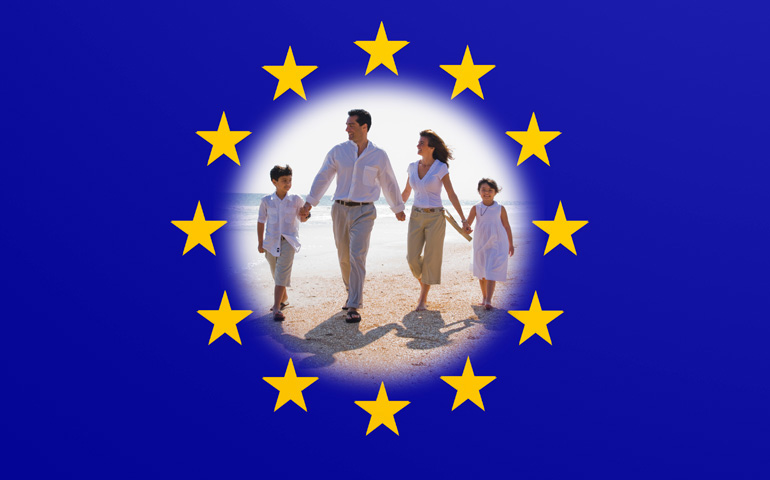 Foto de recurso de la bandera de Europa con una familia