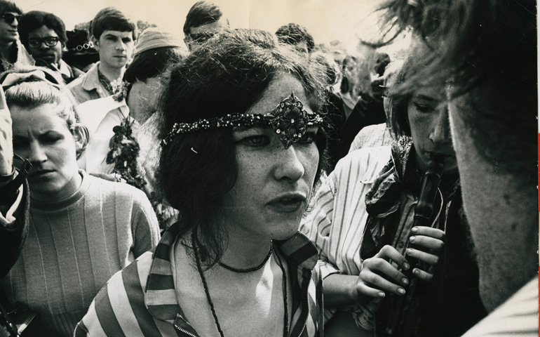 Un grupo de hippies durante una concentración