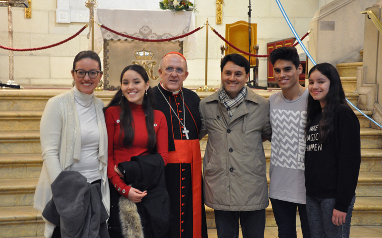 El cardenal Osoro con Adriana, Mario y sus hijos, durante la fiesta de la Sagrada Familia del año pasado