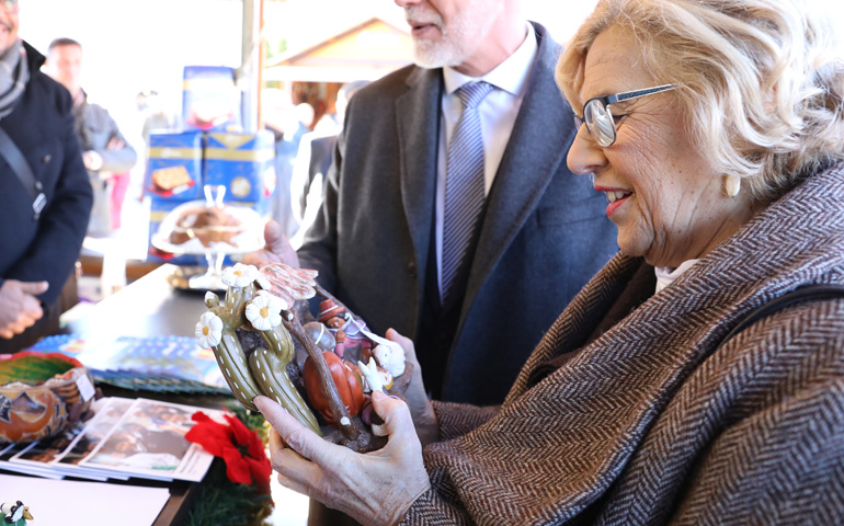 Manuela Carmena contempla un belén en la Feria Internacional de las Culturas, hace unos días