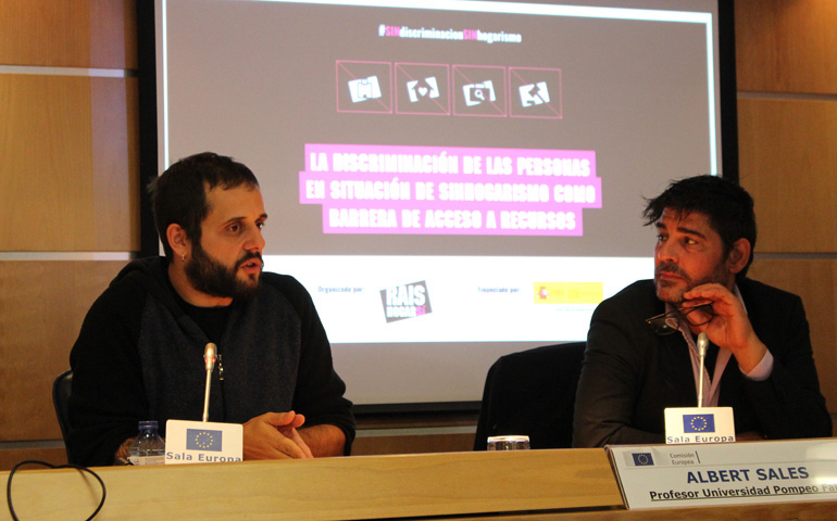 Albert Sales, profesor de la Universidad Pompeu Fabra (a la izquierda), y el director general de la Fundación RAIS, José Manuel Caballol (a la derecha), durante la presentación del informe elaborado por la Fundación RAIS