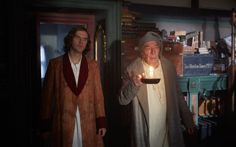 Christopher Plummer y Dan Stevens en un fotograma de la película