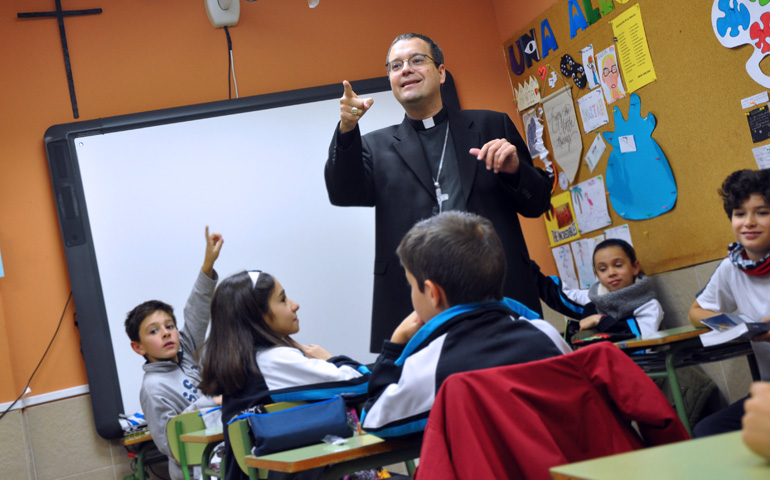 Jesús Vidal, durante un encuentro en un colegio durante una de sus visitas pastorales