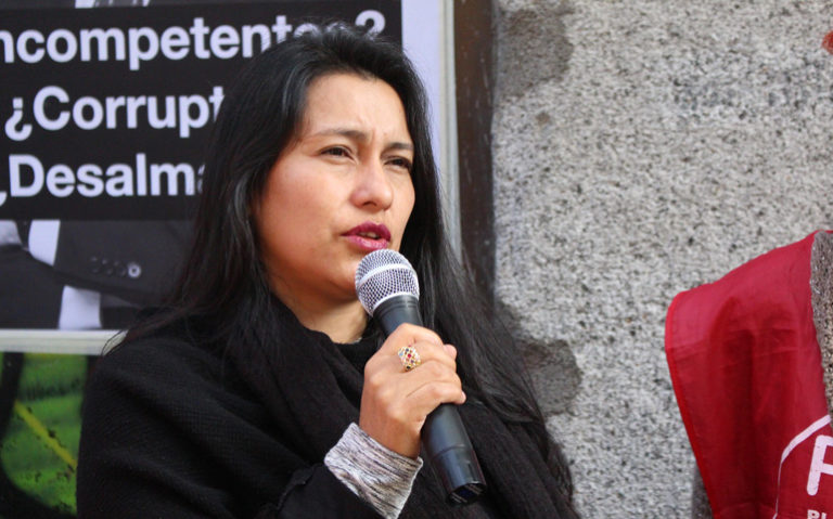 Viviana ofreciendo su testimonio en un acto de la PAH
