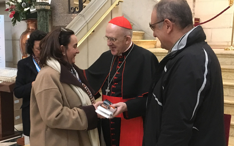 El cardenal Osoro saluda a los nuevos responsables de pastoral familiar de Madrid, José Barceló y María Bazal