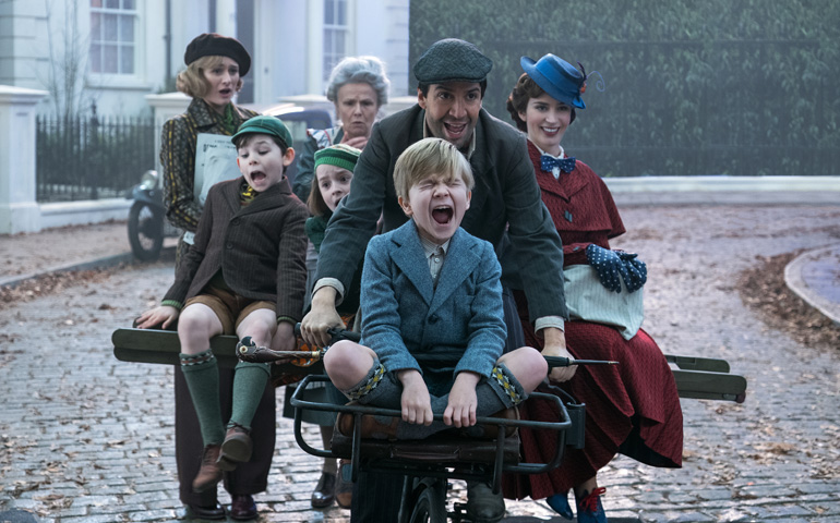 Mary Poppins (Emily Blunt), a la derecha, en un fotograma de la película