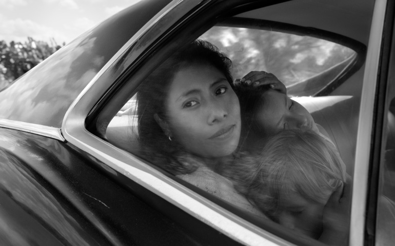 Yalitza Aparicio con Marco Graf y Daniela Demesa en un fotograma de 'Roma'