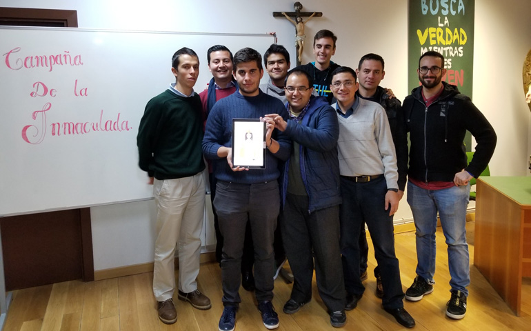 Luis (el más alto, en el centro) y a su derecha Miguel, los organizadores de la Vigilia de la Inmaculada en la Merced