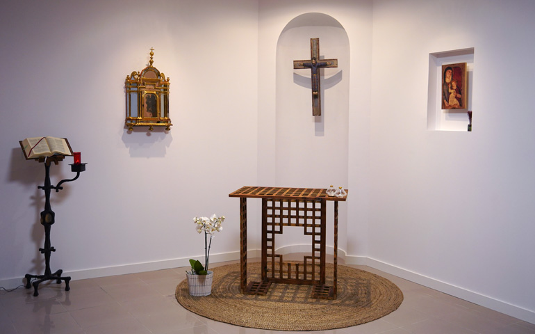 Vista general de la capilla. Se pude contemplar el altar realizado con celosías, el sagrario y el cuadro de la Virgen
