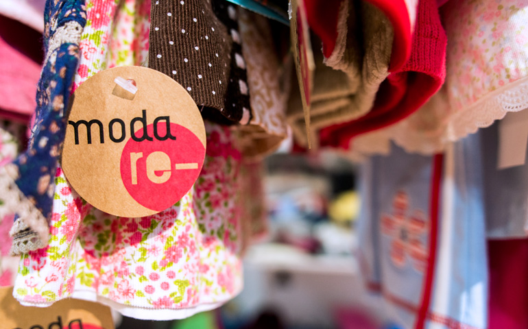 A través de sus tiendas, Moda re- pretende dignificar la entrega de ropa a personas en situaciones de vulnerabilidad
