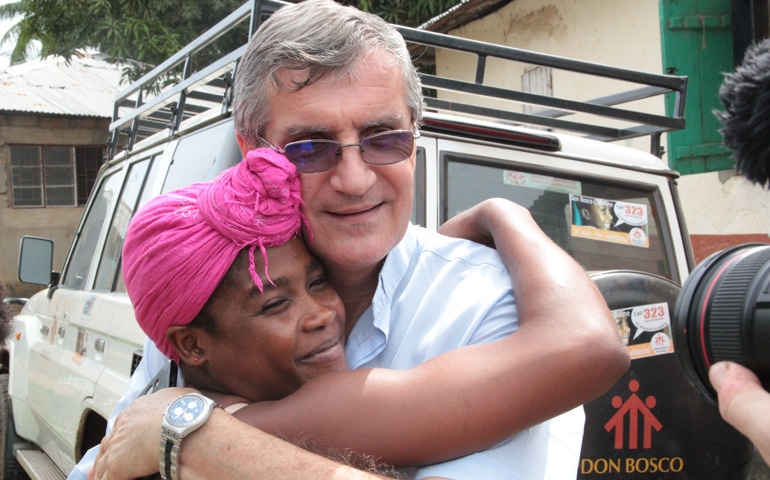 Aminata, una chica rescatada de la prostitución por Don Bosco Fambul y protagonista del documental 'Love', con Jorge Crisafulli