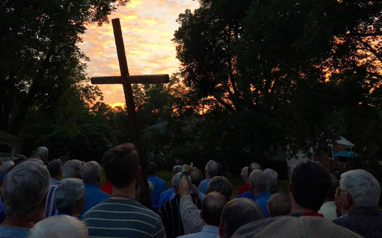 Celebración de la comunidad Alleluia, mencionada por Rod Dreher en su libro