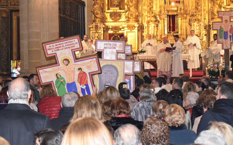 Bendición y envío de las cruces durante la Eucaristía de inicio de la Misión en la catedral de Baeza