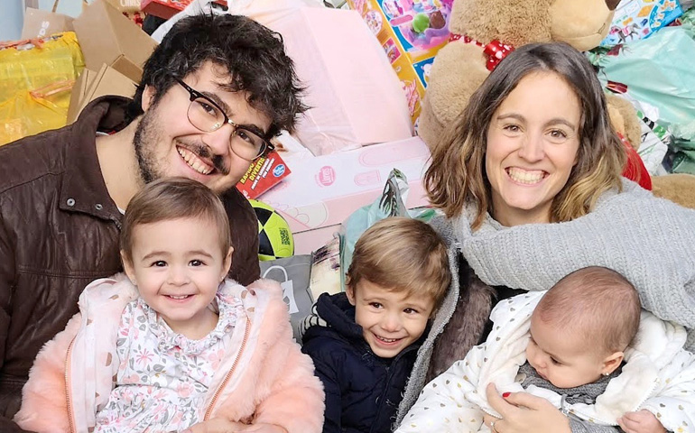 José Manuel y Olatz, con todos los regalos que recogieron y llevaron a Cuenca