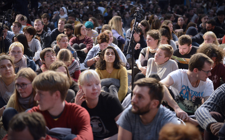 Un momento de la oración de la tarde del Encuentro de Taizé en Madrid