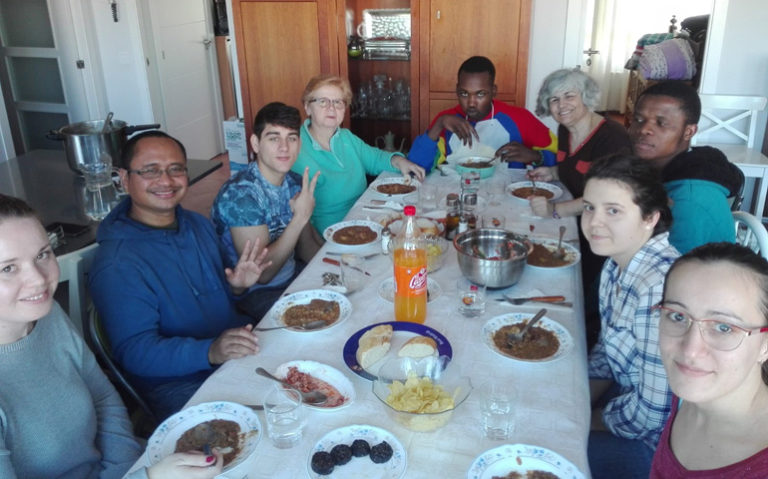 Cristina, al fondo a la derecha, con otra familia y varios jóvenes acogidos