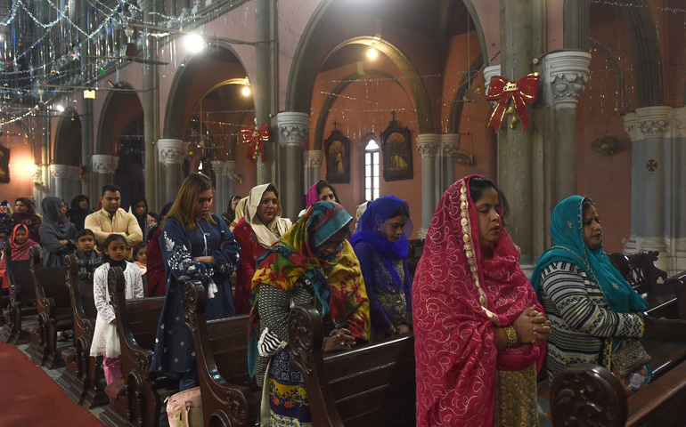 Cristianos celebran la Navidad en la catedral Sacred Heart de Lahore