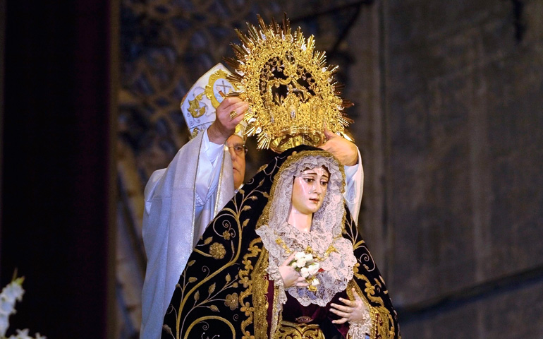 El cardenal Carlos Amigo durante la coronación canónica de Nuestra Señora de la Palma, en la catedral de Sevilla, en 2005