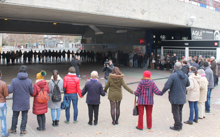Un momento de la concentración junto al CIE de Aluche, el 19 de enero