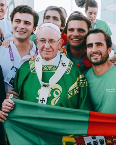 Tomás (de blanco) con el Papa
