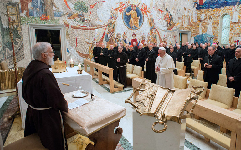El padre capuchino Raniero Cantalamessa, predicador de la Casa Pontificia, durante una predicación de Adviento, en la capilla Redemptoris Mater del Palacio Apostólico del Vaticano, el 4 de diciembre de 2015, en la que participo el Papa Francisco