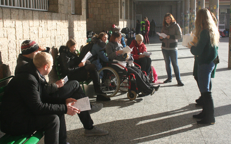 El grupo de Oksana y Julya son acogidos al llegar a Madrid por voluntarias ucranianas