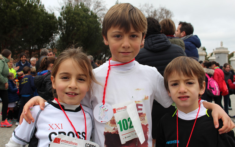 Ester, Javier y Pablo (de izquierda a derecha) participaron en la carrera de Entreculturas con otros chicos y chicas