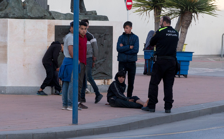 Menas en las inmediaciones del puerto de Ceuta